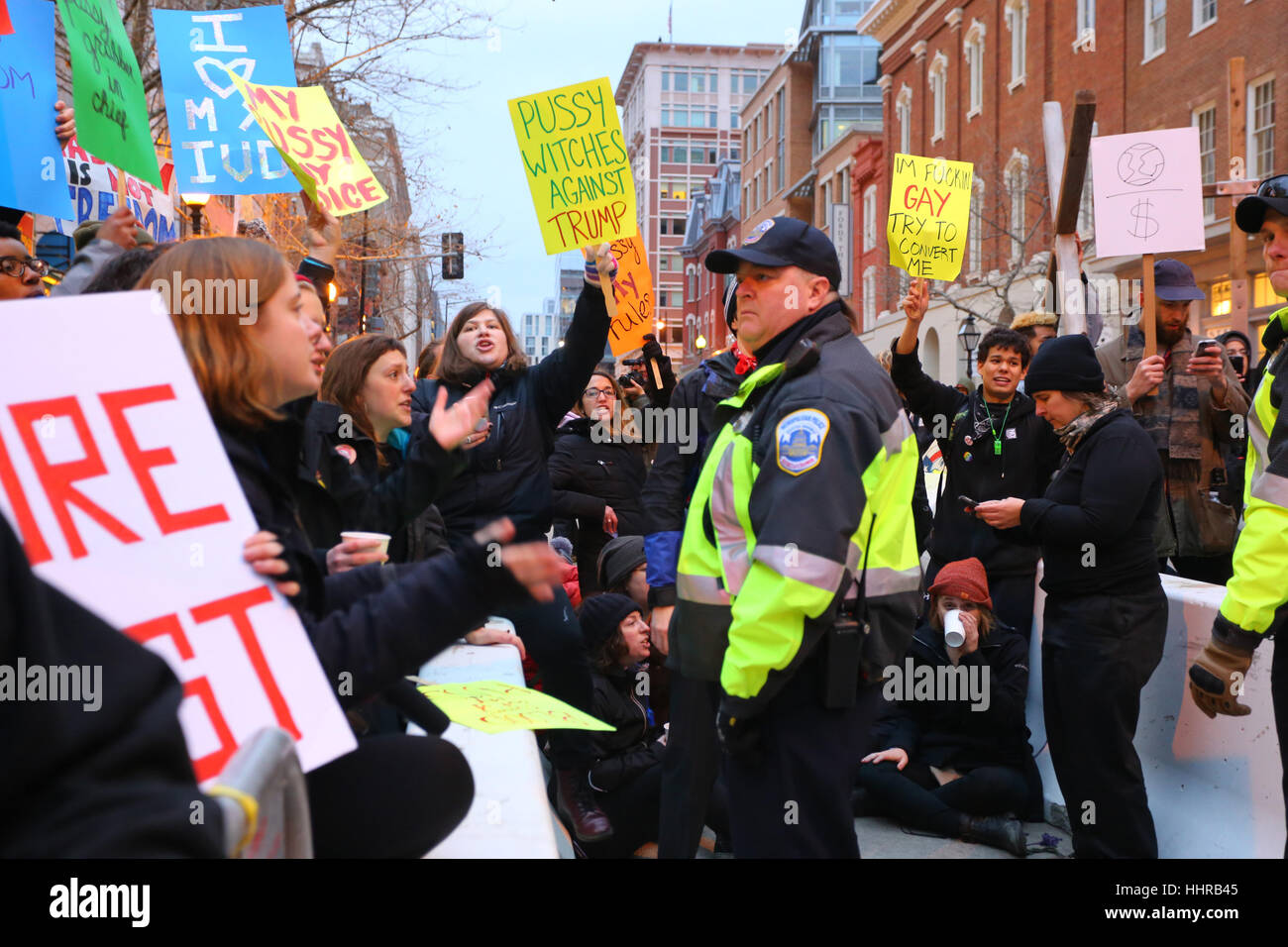 Washington DC, USA. Januar 20, 2017. Demonstranten vor einem Sicherheitskontrollpunkt in die Einweihingsparade halten Schilder zur Unterstützung der freien Wahl und der Geburtenkontrolle, zwei Dinge, die Aktivisten befürchten, unter einer Trump-Regierung verschwinden zu können. Stockfoto