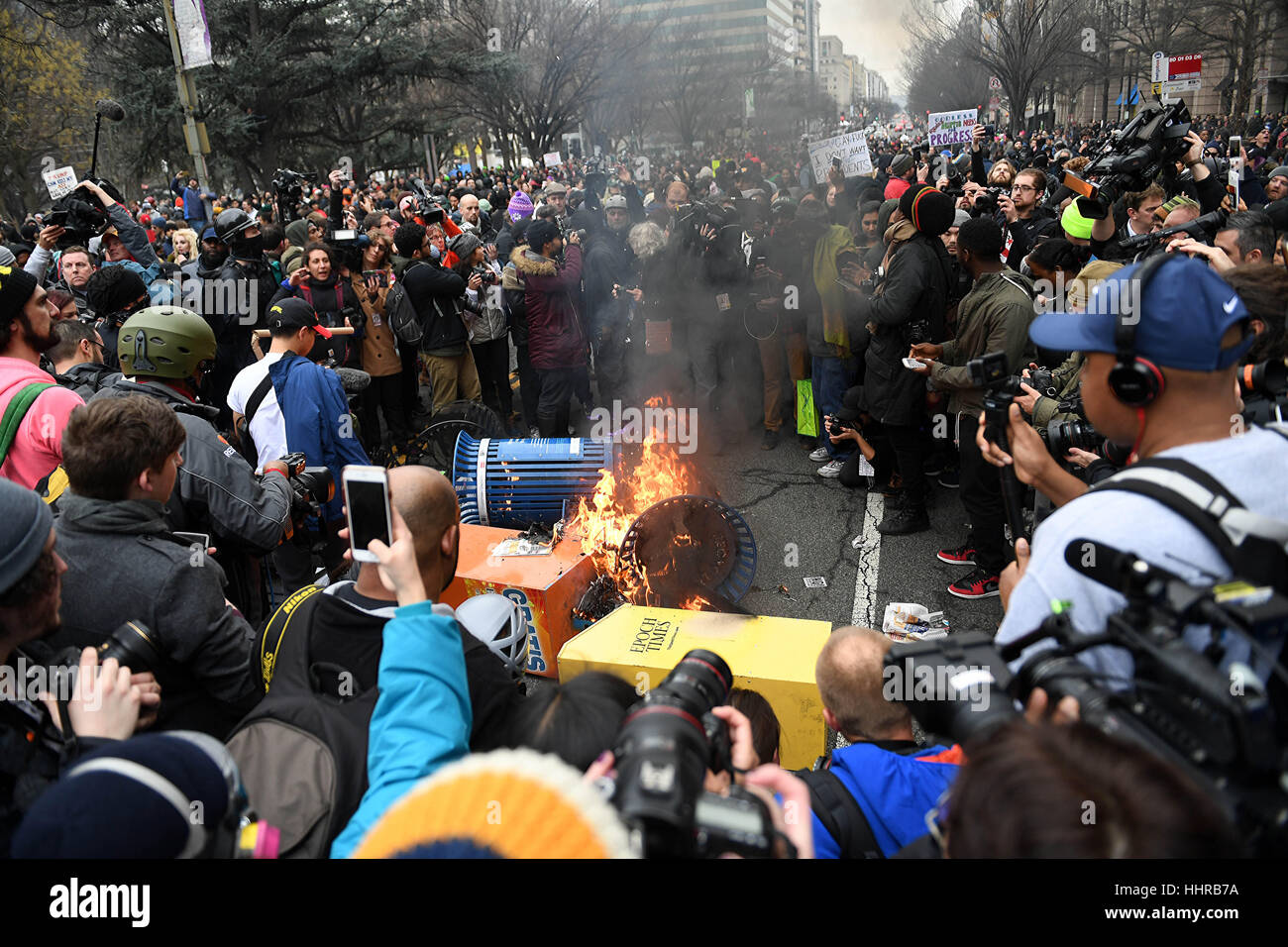 Washington, USA. 20. Januar 2017. Demonstranten zündeten Mülltonnen in einem Protest gegen US-Präsident Donald Trump in Washington, D.C. Mehr als 200 Menschen wurden festgenommen, als amerikanische Demonstranten stießen mit der Bereitschaftspolizei in Washington Freitag Nachmittag nach Donald Trump als neuen US-Präsidenten vereidigt wurde. Bildnachweis: Yin Bogu/Xinhua/Alamy Live-Nachrichten Stockfoto