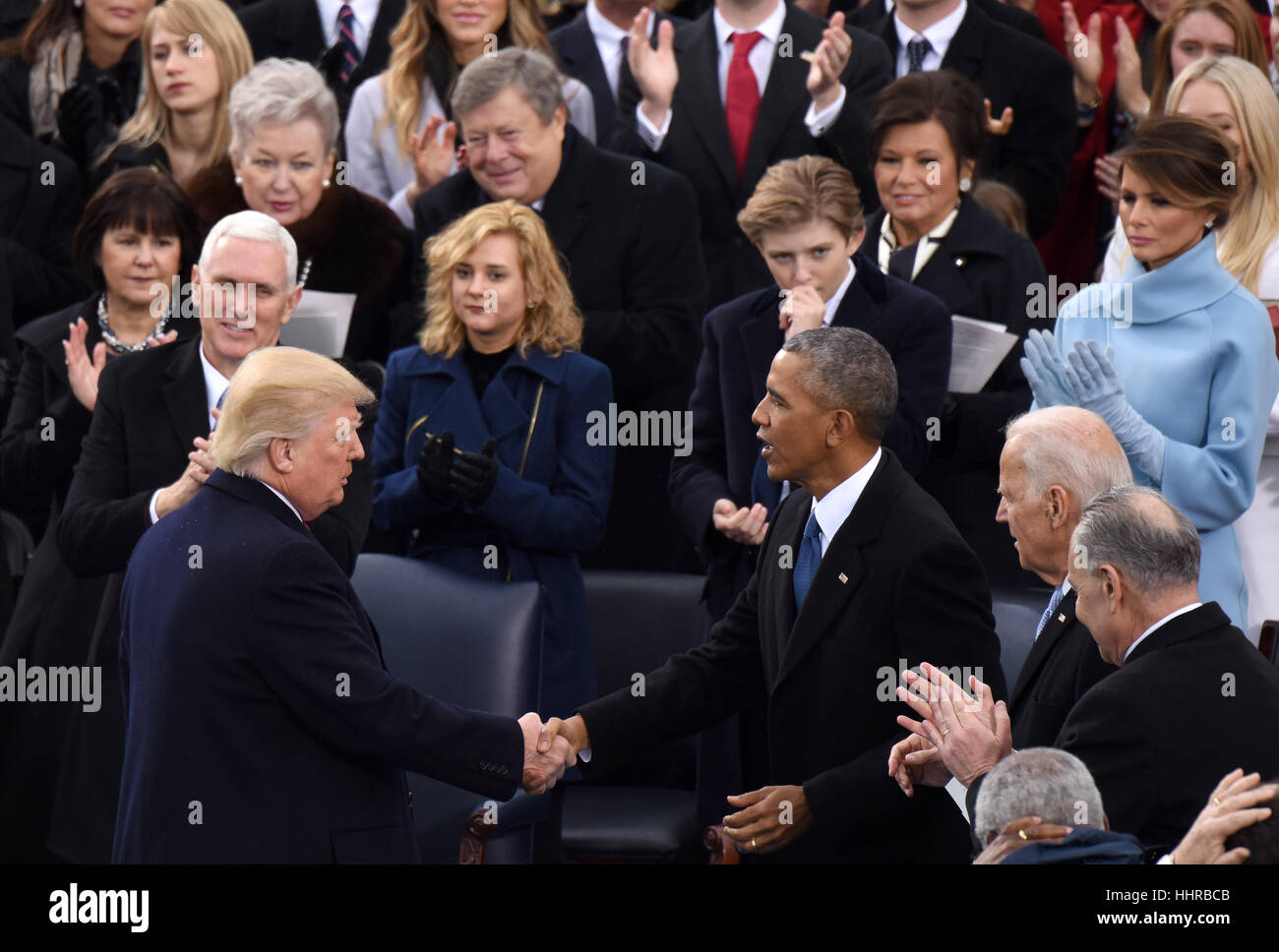 Washington, USA. 20. Januar 2017. US-Präsident Donald Trump schüttelt Hände mit ehemaligen US-Präsidenten Barack Obama nach Abgabe seiner Antrittsrede während der Amtseinführung Zeremonie auf dem US-Kapitol. Donald Trump wurde am Freitag als 45. Präsident der Vereinigten Staaten vereidigt. Bildnachweis: Yin Bogu/Xinhua/Alamy Live-Nachrichten Stockfoto