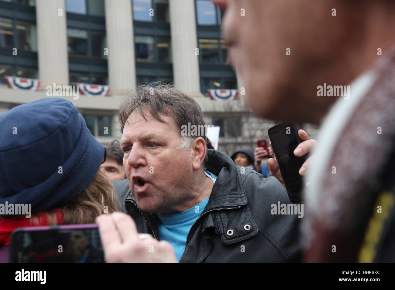 Washington, USA. 20. Januar 2017. Ein Trumpf-Befürworter konfrontiert Demonstranten bei Kundgebung am Tag der Einweihung des Donald J Trump als Präsident der Vereinigten Staaten von der Antwort-Koalition statt. Bildnachweis: Susan Pease/Alamy Live-Nachrichten Stockfoto