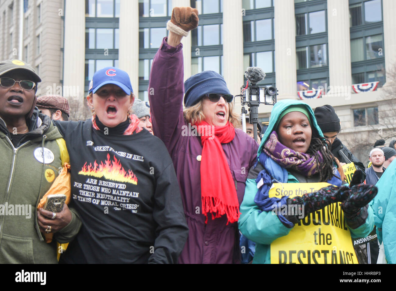 Washington, USA. 20. Januar 2017. Demonstranten bei einer Kundgebung am Tag der Einweihung des Donald J Trump als Präsident der Vereinigten Staaten von der Antwort-Koalition statt. Bildnachweis: Susan Pease/Alamy Live-Nachrichten Stockfoto