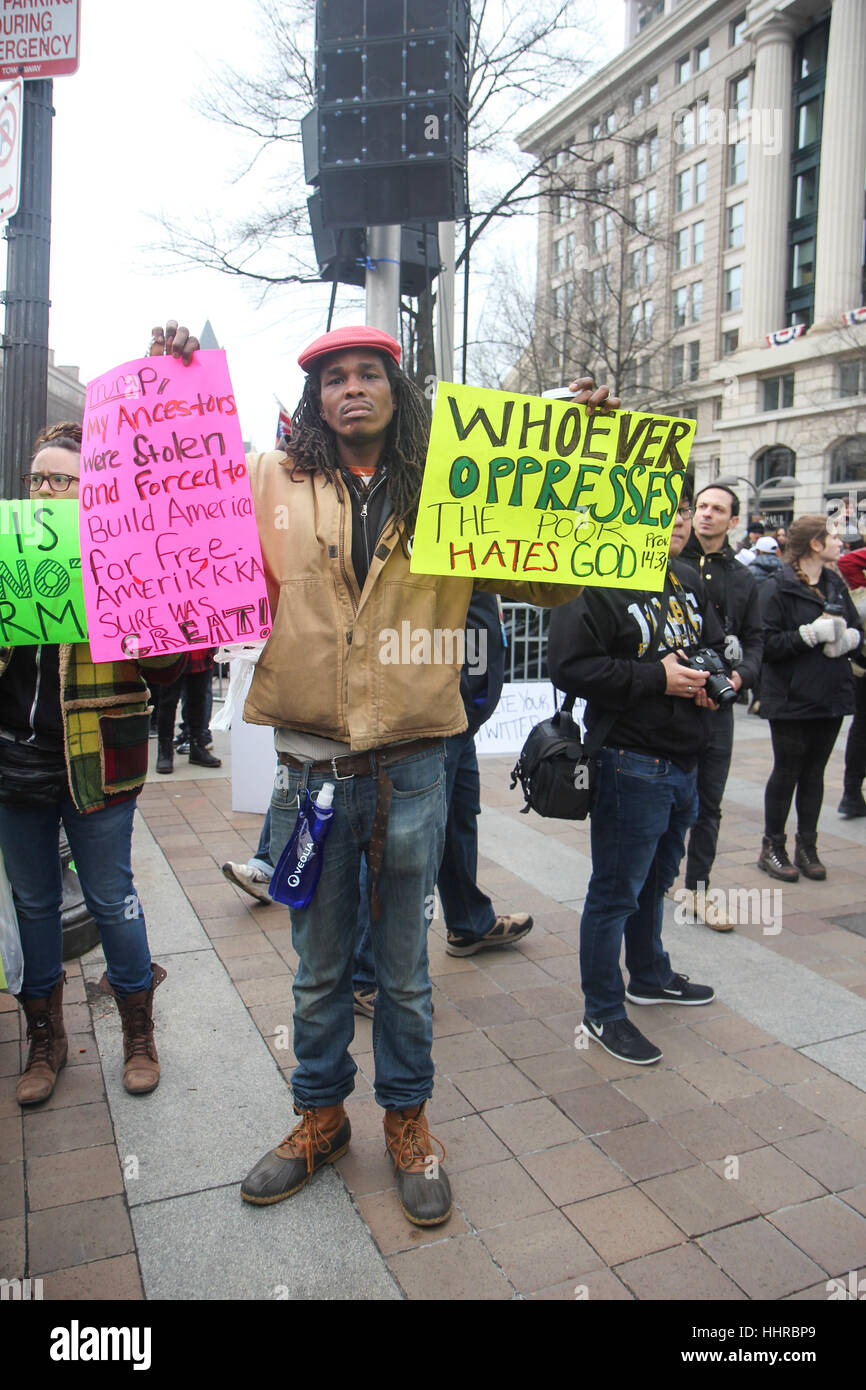 Washington, USA. 20. Januar 2017. Demonstranten bei einer Kundgebung am Tag der Einweihung des Donald J Trump als Präsident der Vereinigten Staaten von der Antwort-Koalition statt. Bildnachweis: Susan Pease/Alamy Live-Nachrichten Stockfoto