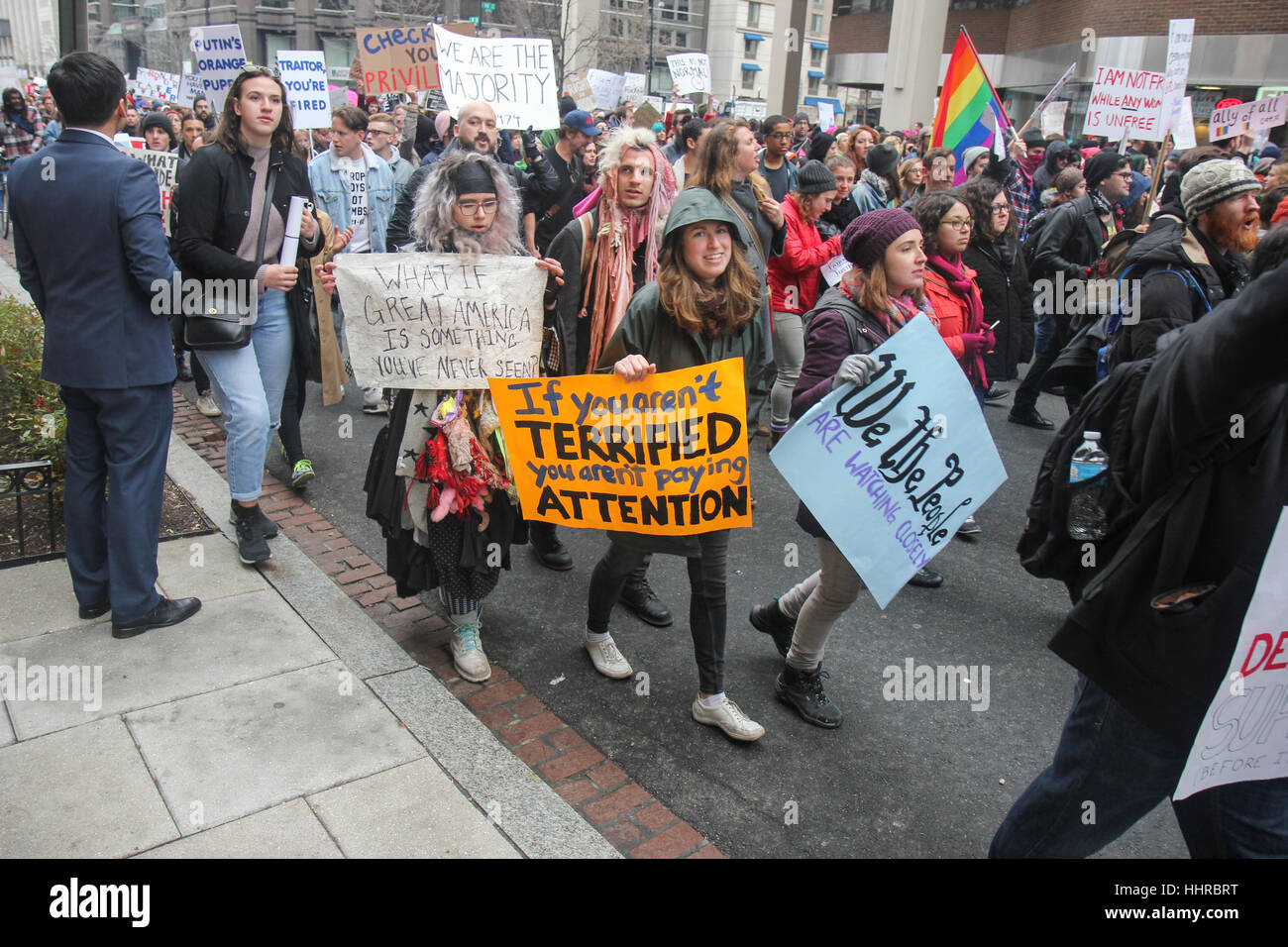 Washington, USA. 20. Januar 2017. Demonstranten marschieren durch die Straßen am Tag der Einweihung des Donald J Trump als Präsident der Vereinigten Staaten. Bildnachweis: Susan Pease/Alamy Live-Nachrichten Stockfoto