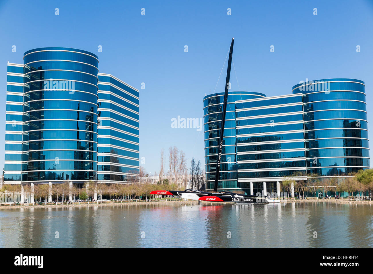 Oracle Corporation Hauptsitz / Gebäude mit einem Oracle Team USA Yacht Racing Boot in einem Pool am Redwood Shores, Kalifornien Stockfoto