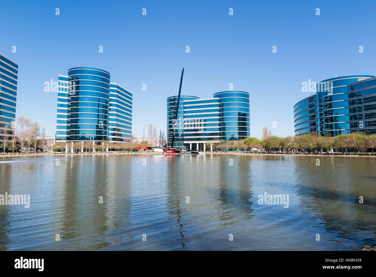 Oracle Corporation Hauptsitz / Gebäude mit einem Oracle Team USA Yacht Racing Boot in einem Pool am Redwood Shores, Kalifornien Stockfoto