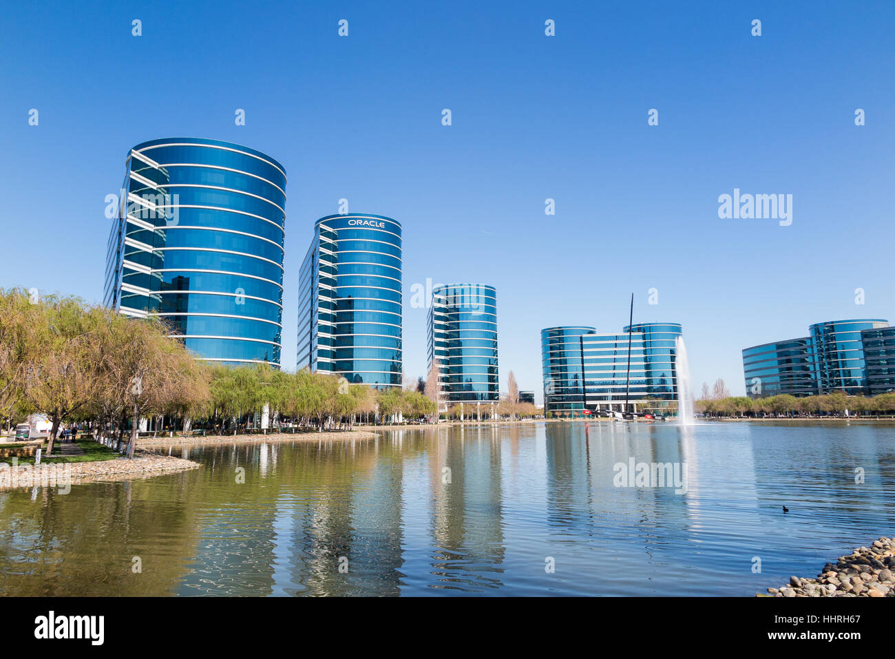 Oracle Corporation Hauptsitz / Gebäude mit einem Oracle Team USA Yacht Racing Boot in einem Pool am Redwood Shores, Kalifornien Stockfoto