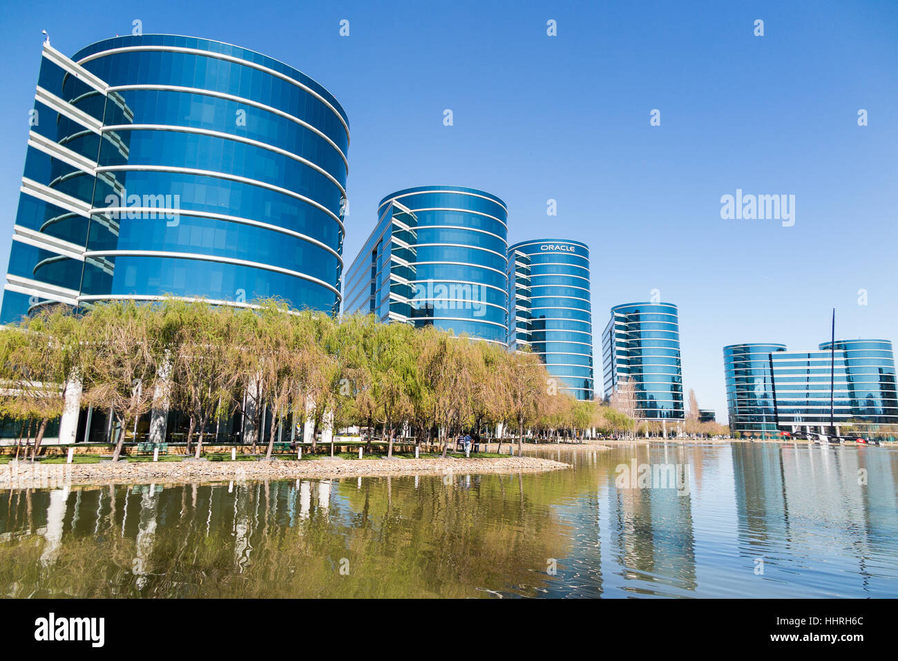 Oracle Corporation Hauptsitz / Gebäude mit einem Oracle Team USA Yacht Racing Boot in einem Pool am Redwood Shores, Kalifornien Stockfoto
