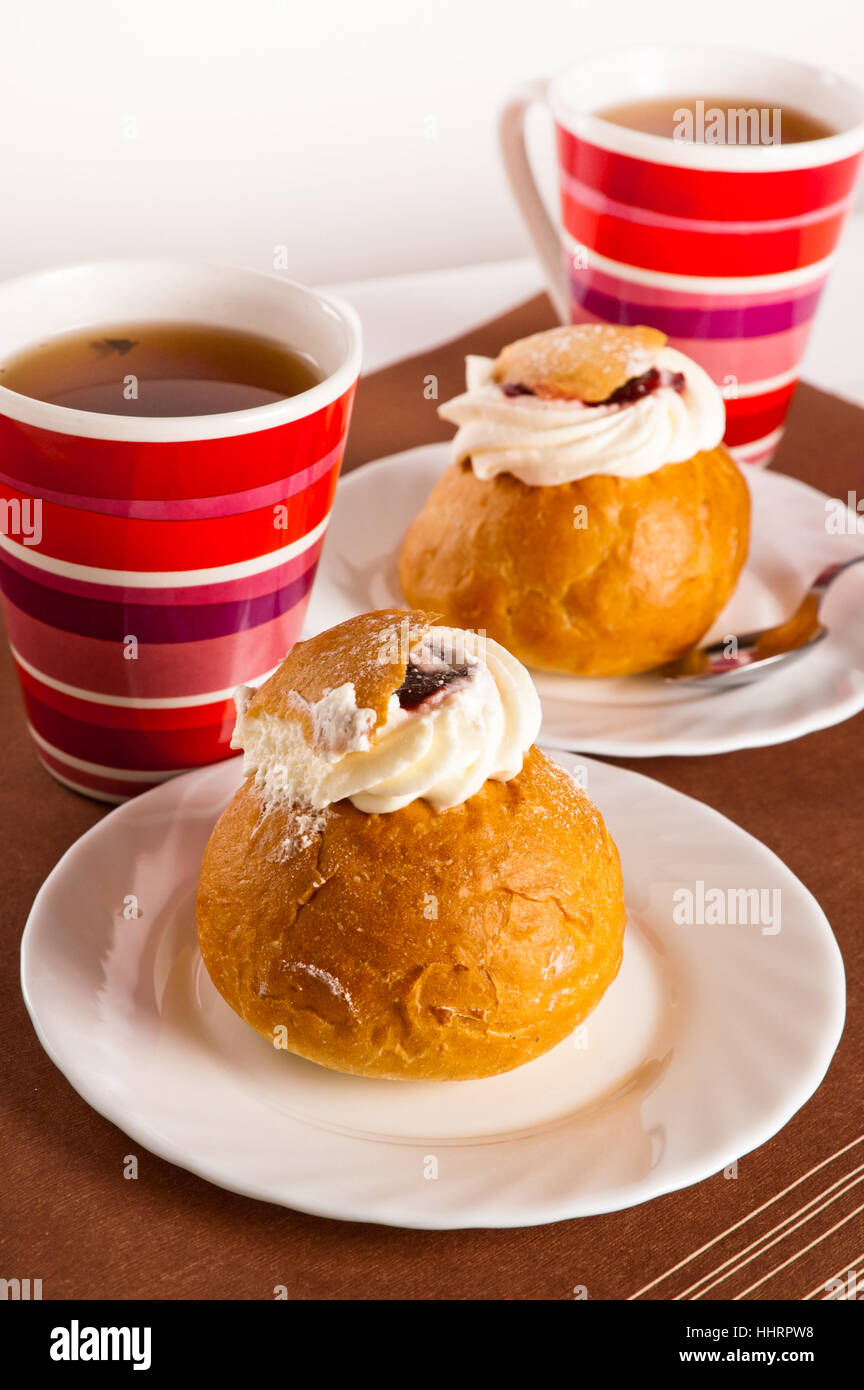 Reiche Rollen mit einem geschlagene Sahne, Ostern Brötchen Stockfoto