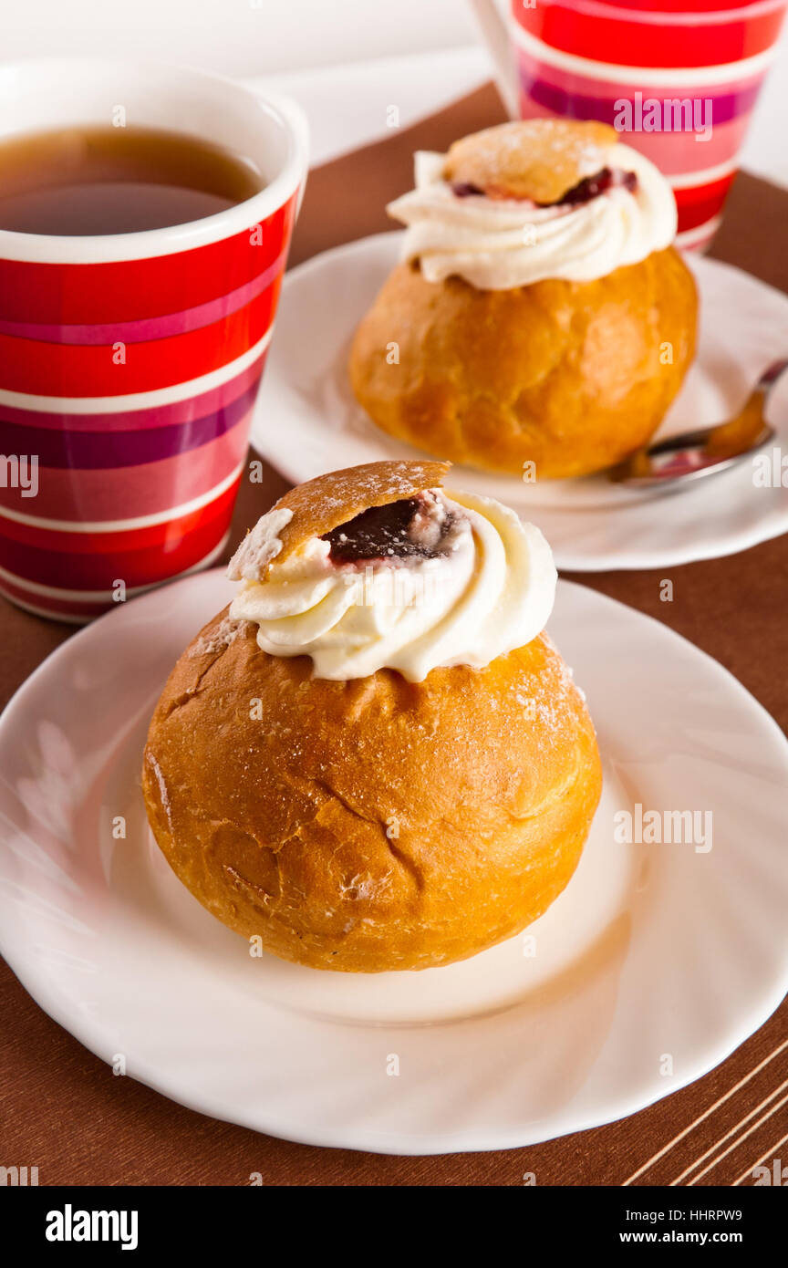 Reiche Rollen mit einem geschlagene Sahne, Ostern Brötchen Stockfoto
