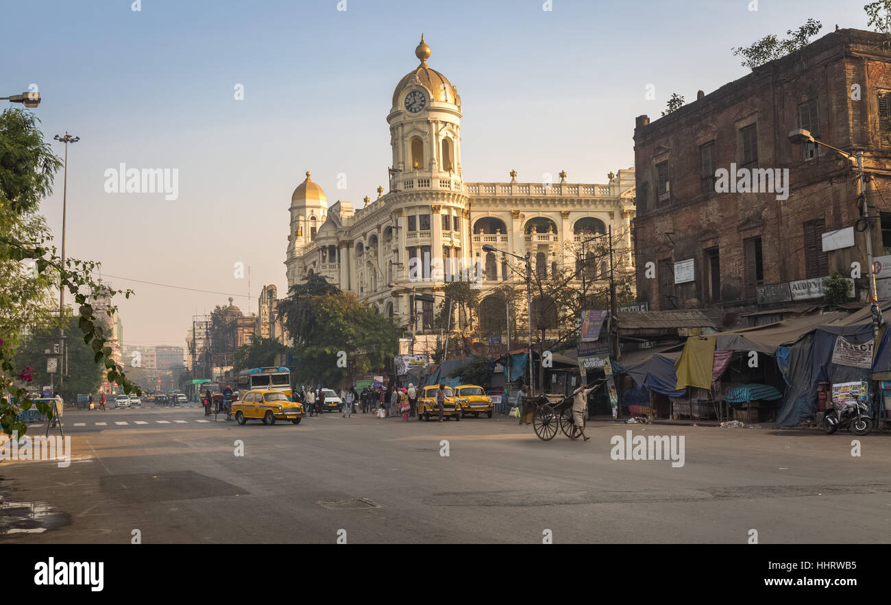 Indische Stadt Straße im Esplanade dharmatala ein wichtiger Meilenstein mit einer Mischung aus kolonialem Erbe Gebäude und Architektur. Stockfoto
