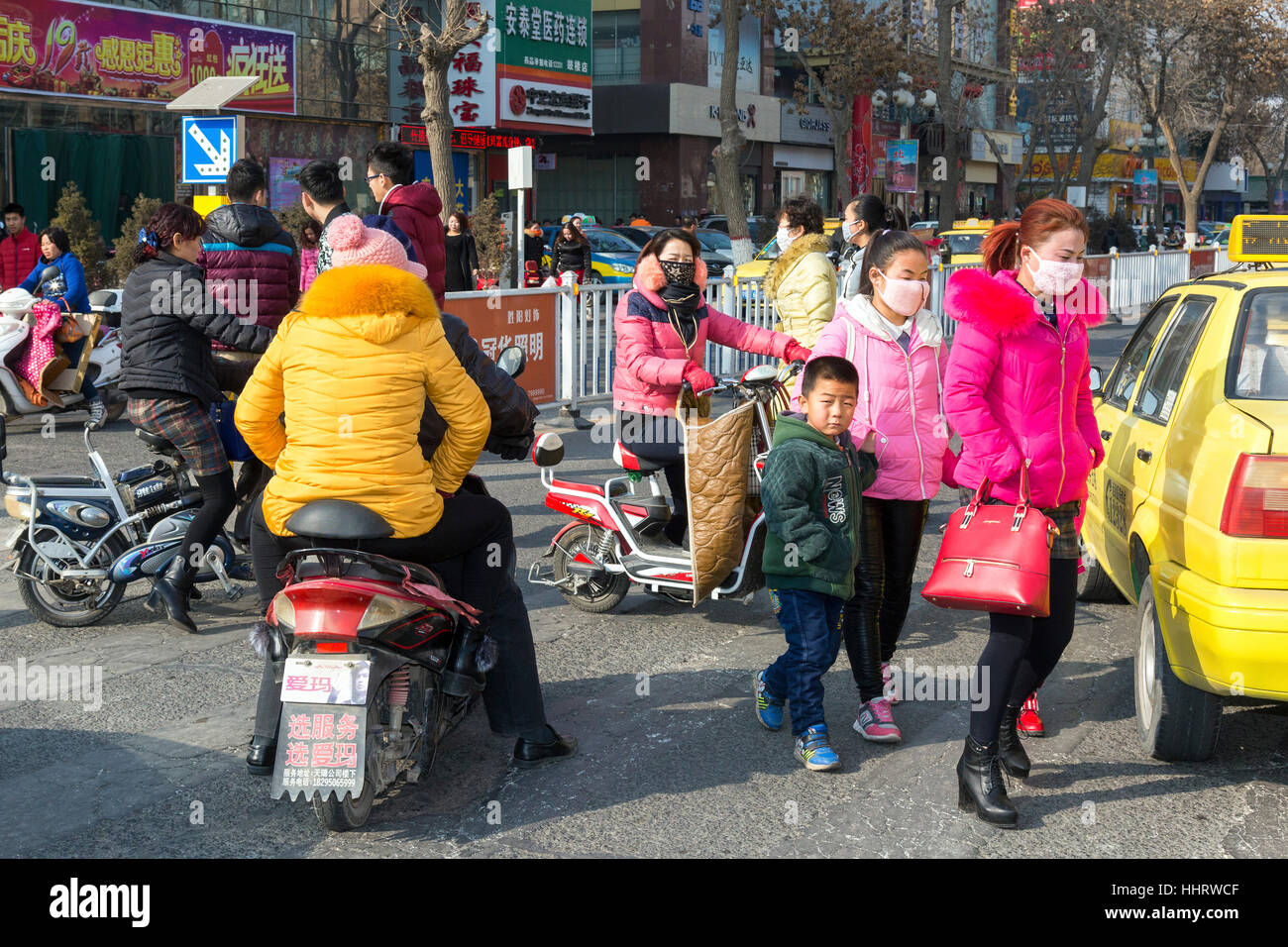 Fußgänger überqueren beschäftigt Straße, Zhongwei, Provinz Ningxia, China Stockfoto