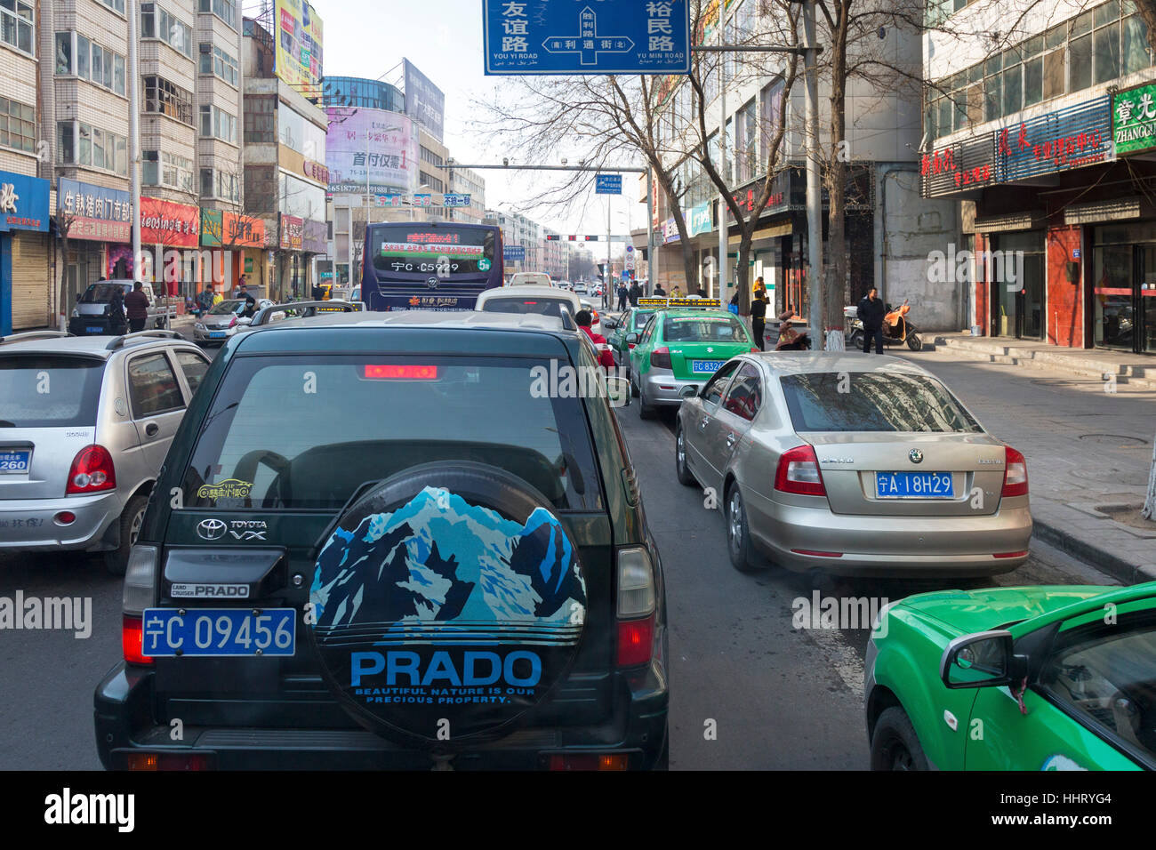 Verkehr auf der Zufahrtstraße zum Wuzhong, Provinz Ningxia, China Stockfoto