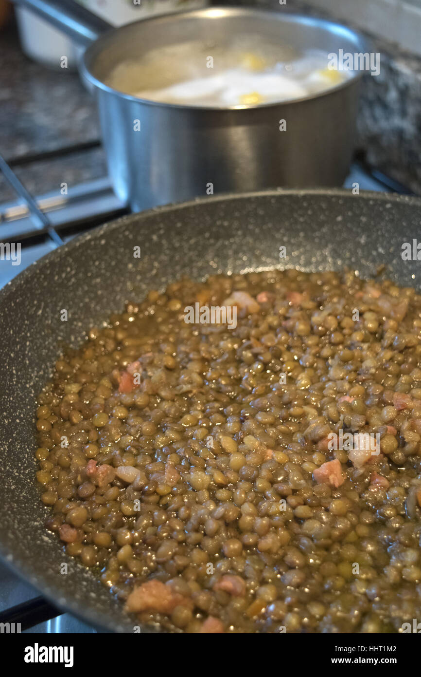 Linsen und Nudeln kochen auf dem Herd Stockfoto