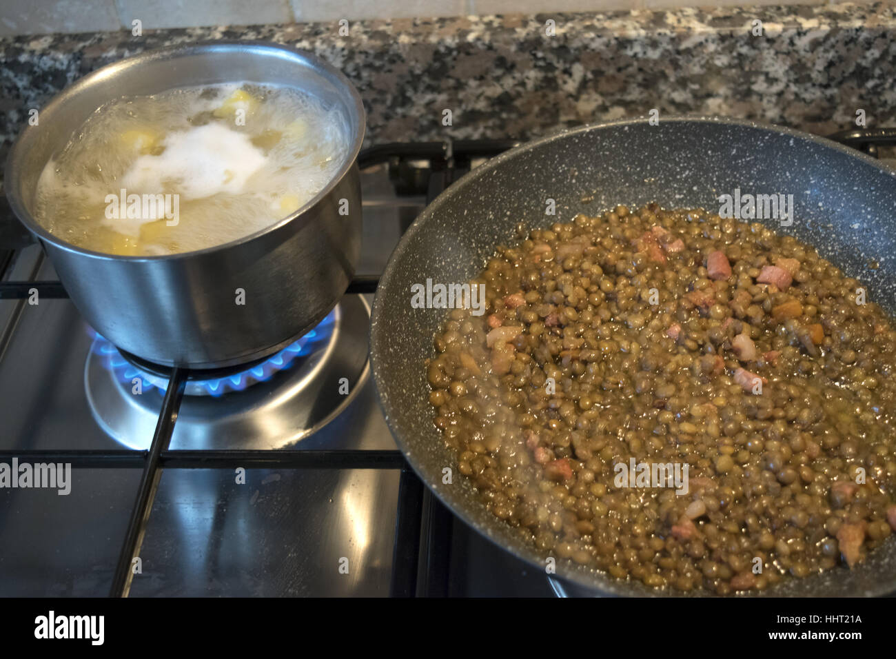Linsen und Nudeln kochen auf dem Herd Stockfoto