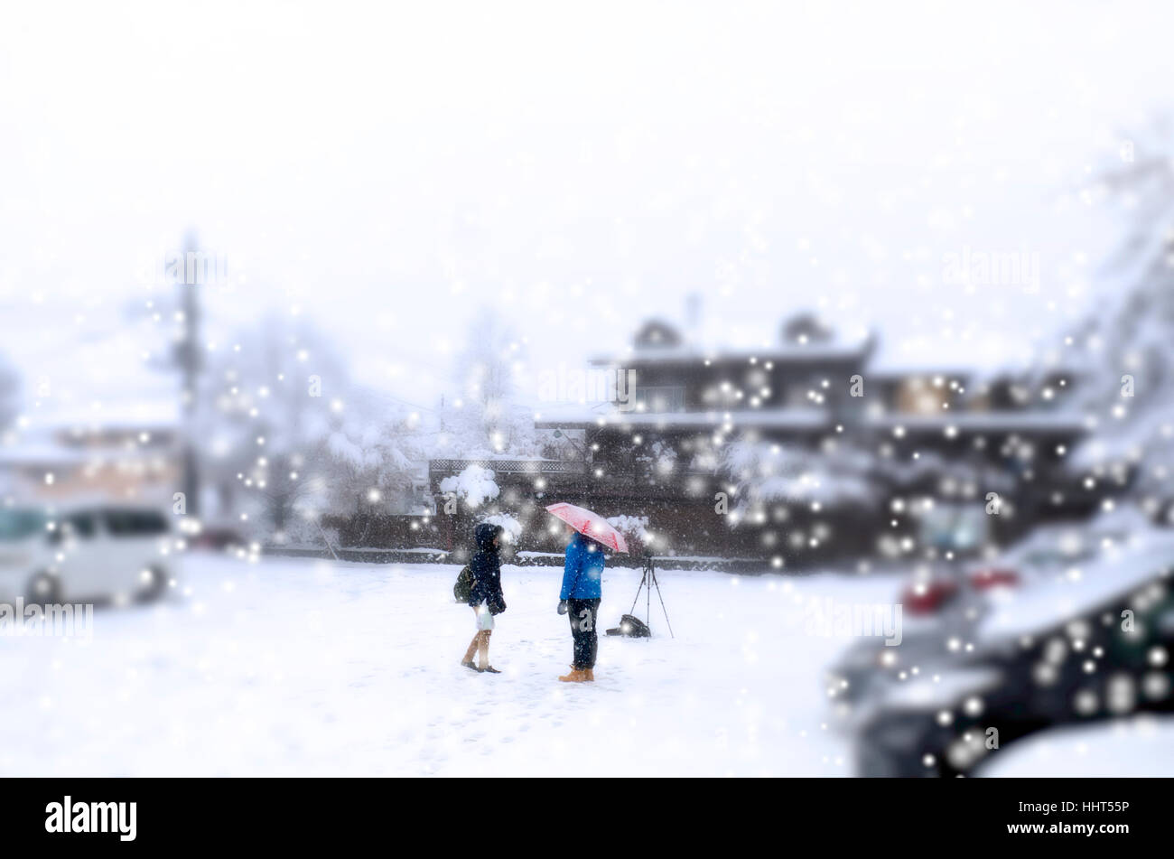Paar und schneit Hintergrund. Winter Hintergrund. Stockfoto
