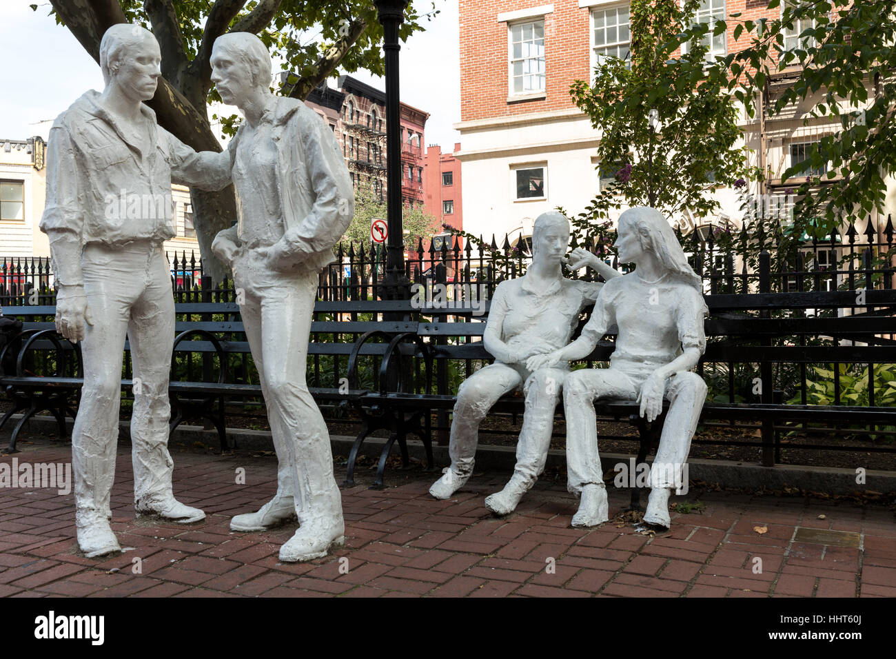 Der Gay Liberation Monument, mit der Skulptur Gay Liberation des amerikanischen Künstlers George Segal, in Christopher Park gelegen. Stockfoto