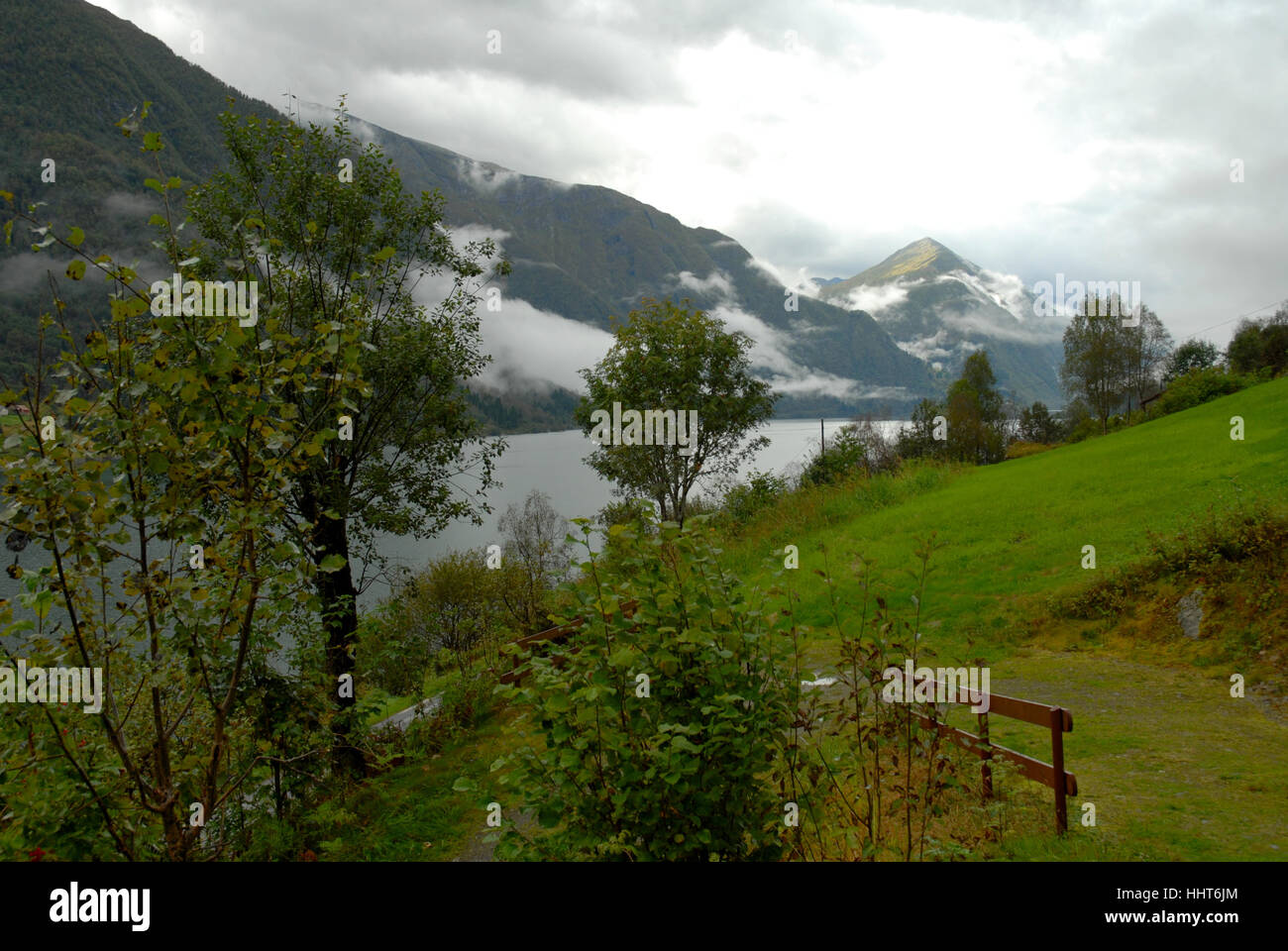 Bergen, Norwegen, Zaun, Zaun, Zäune, Firth, Baum, Berg, Wolken, Stockfoto