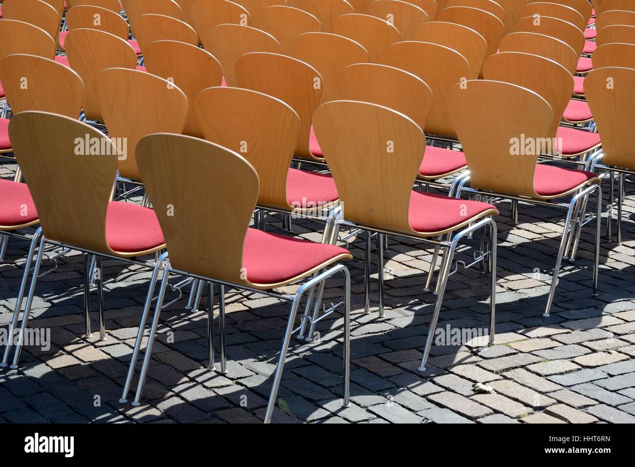 Sitzgelegenheiten vor einer Open-Air-Veranstaltung Stockfoto