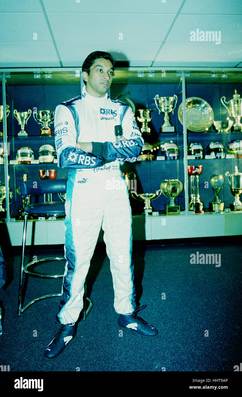 Indischen Formel1 Rennfahrer Narain Karthikeyan nimmt Fragen von der Presse bei der Vorstellung des 2006 Williams F1 Autos auf ihre HQ in Grove Oxfordshire Stockfoto