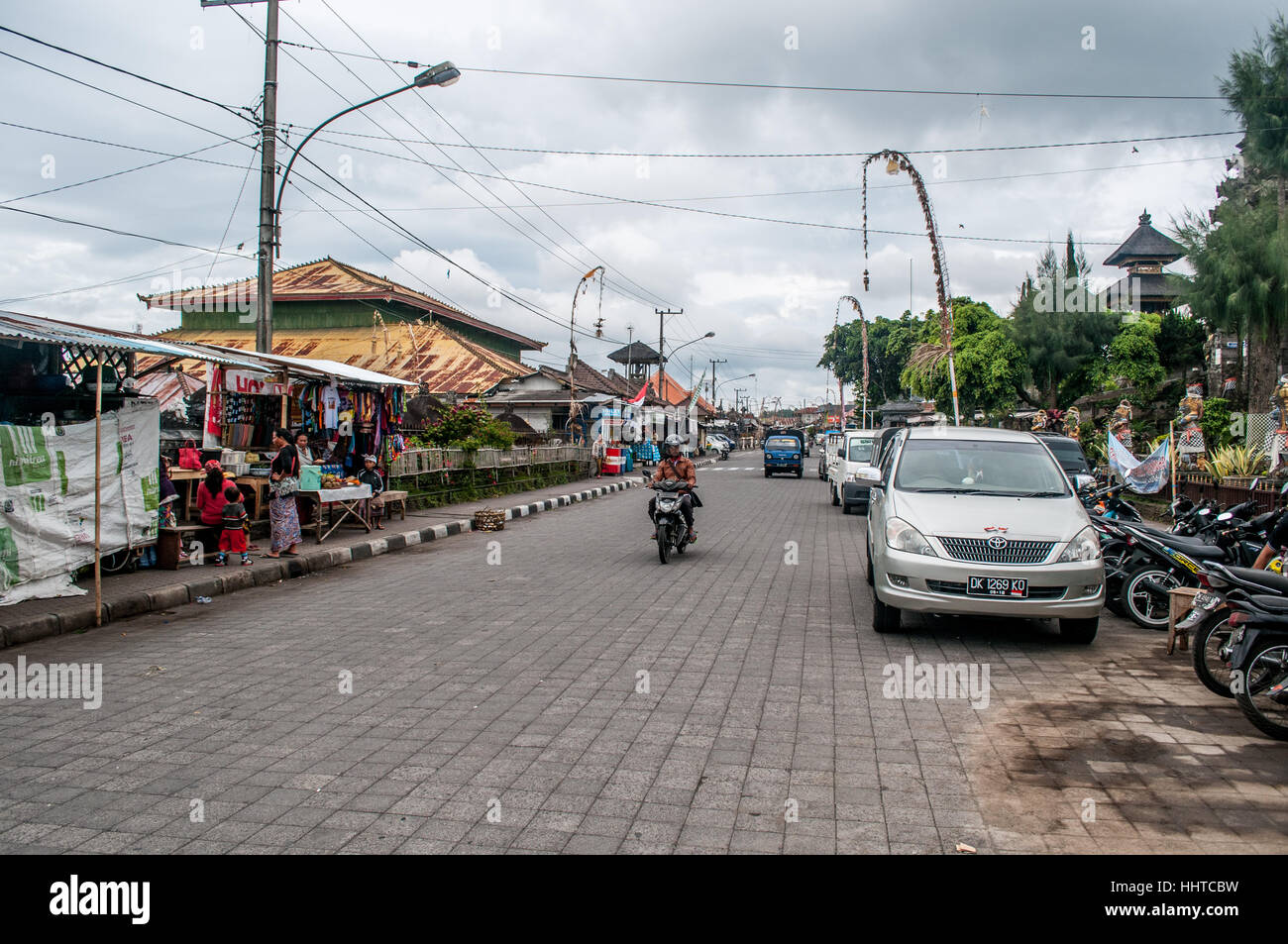 Blick auf die Straße außerhalb des Tempels Pura Tuluk Biyu Batur, Bali, Indonesien Stockfoto