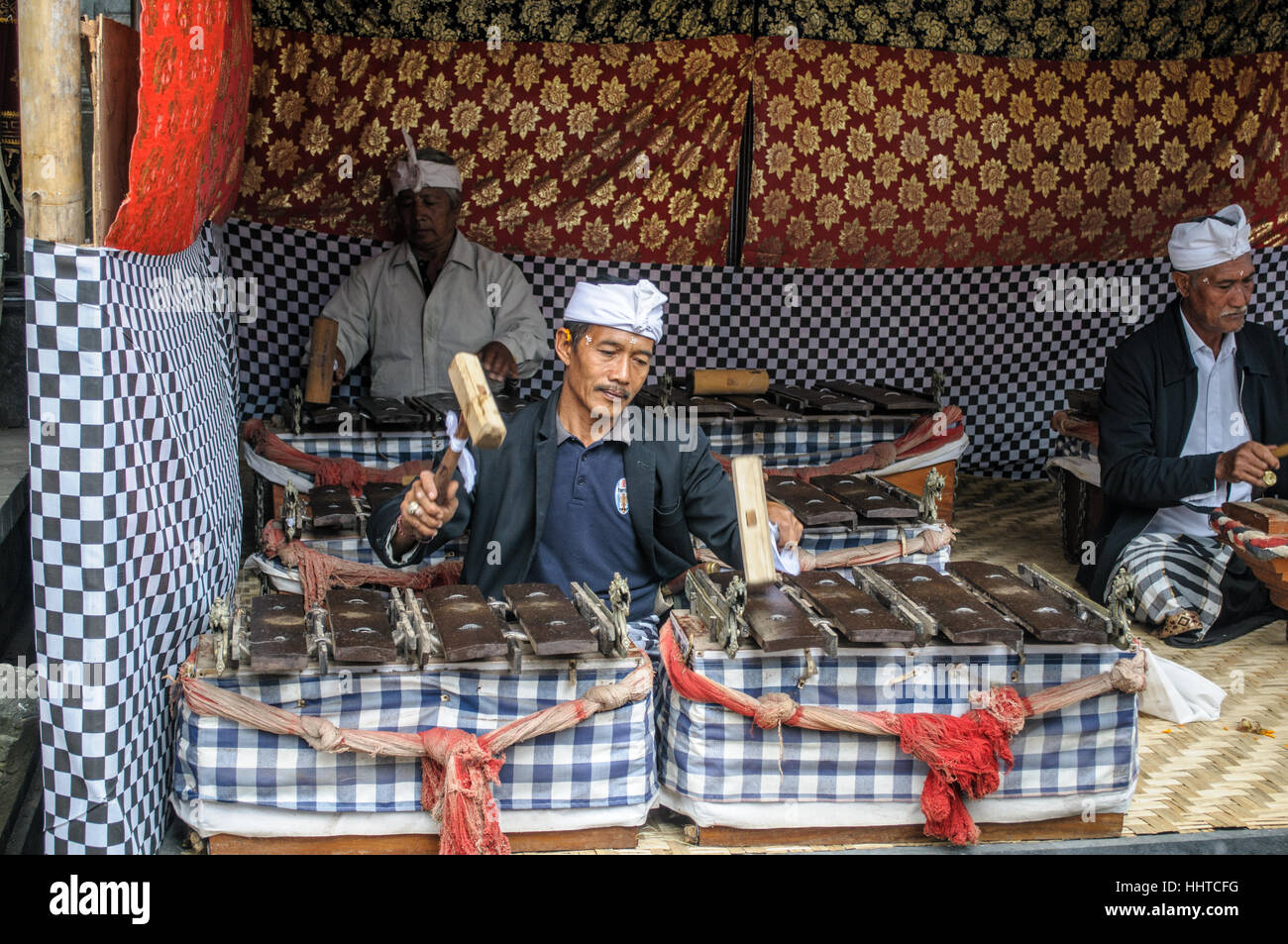 Man spielt Bali-Percussion-Instrument in einem Tempel Pura Tuluk Biyu Batur, Bali, Indonesien Stockfoto
