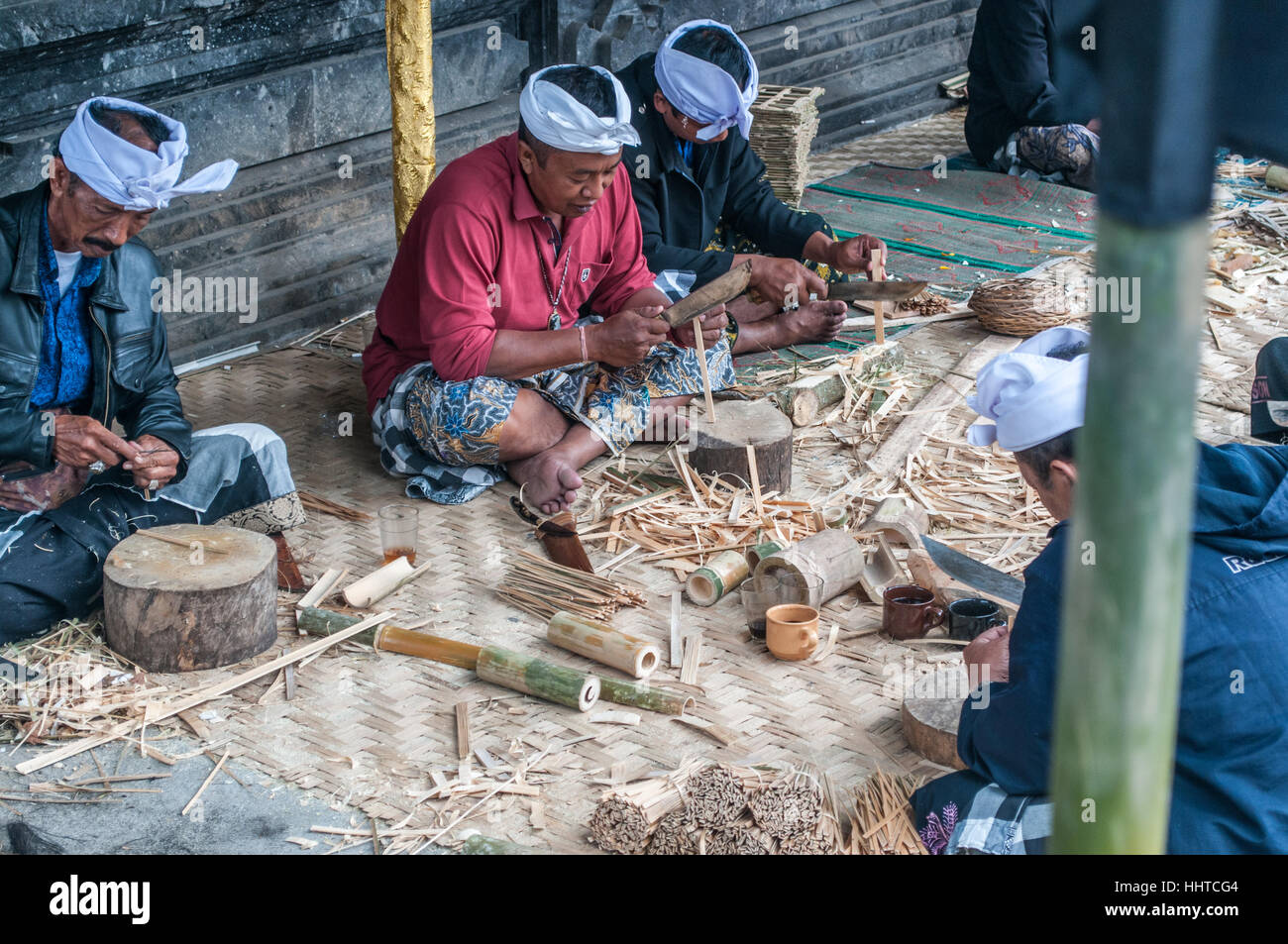 Menschen arbeiten, Dinge für die Zeremonie vorbereitet Pura Tuluk Biyu Batur, Bali, Indonesien Stockfoto