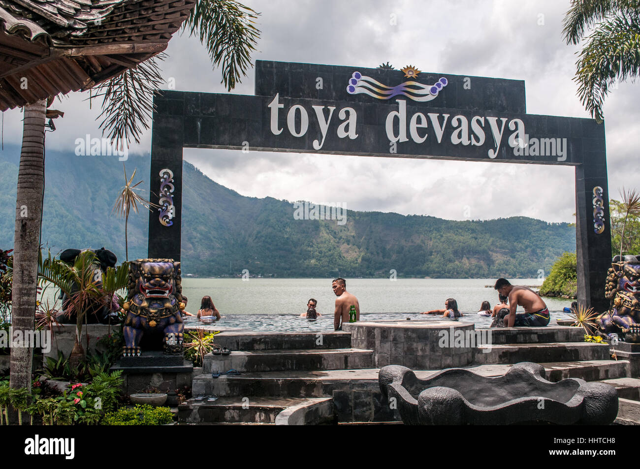 Die Menschen Sie Baden und trinken Bier, Hotsprings, Toya Devasya, Bali, Indonesien Stockfoto