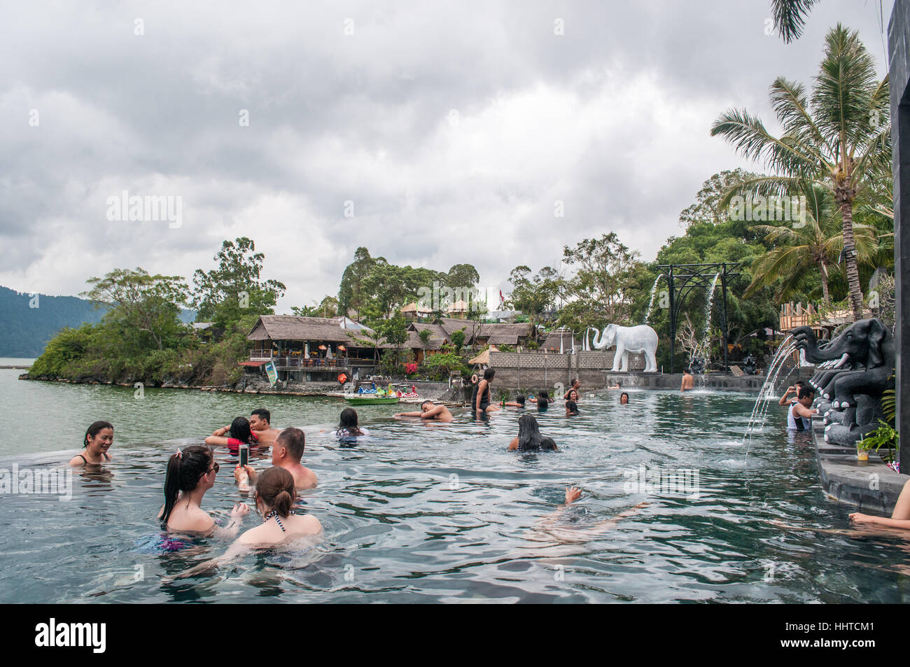 Menschen nehmen ein Bad bei Toya Devasya Hotsprings, Bali, Indonesien Stockfoto