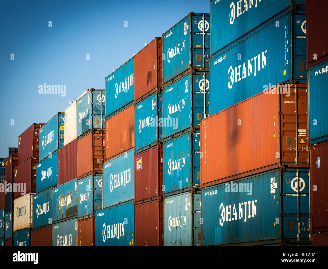 See-Container gestapelt an Felixstowe Port UK Stockfoto