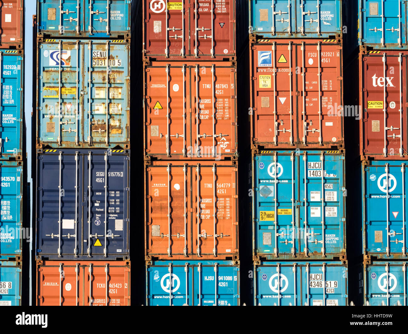 See-Container gestapelt in Felixstowe Port, Großbritannien Stockfoto