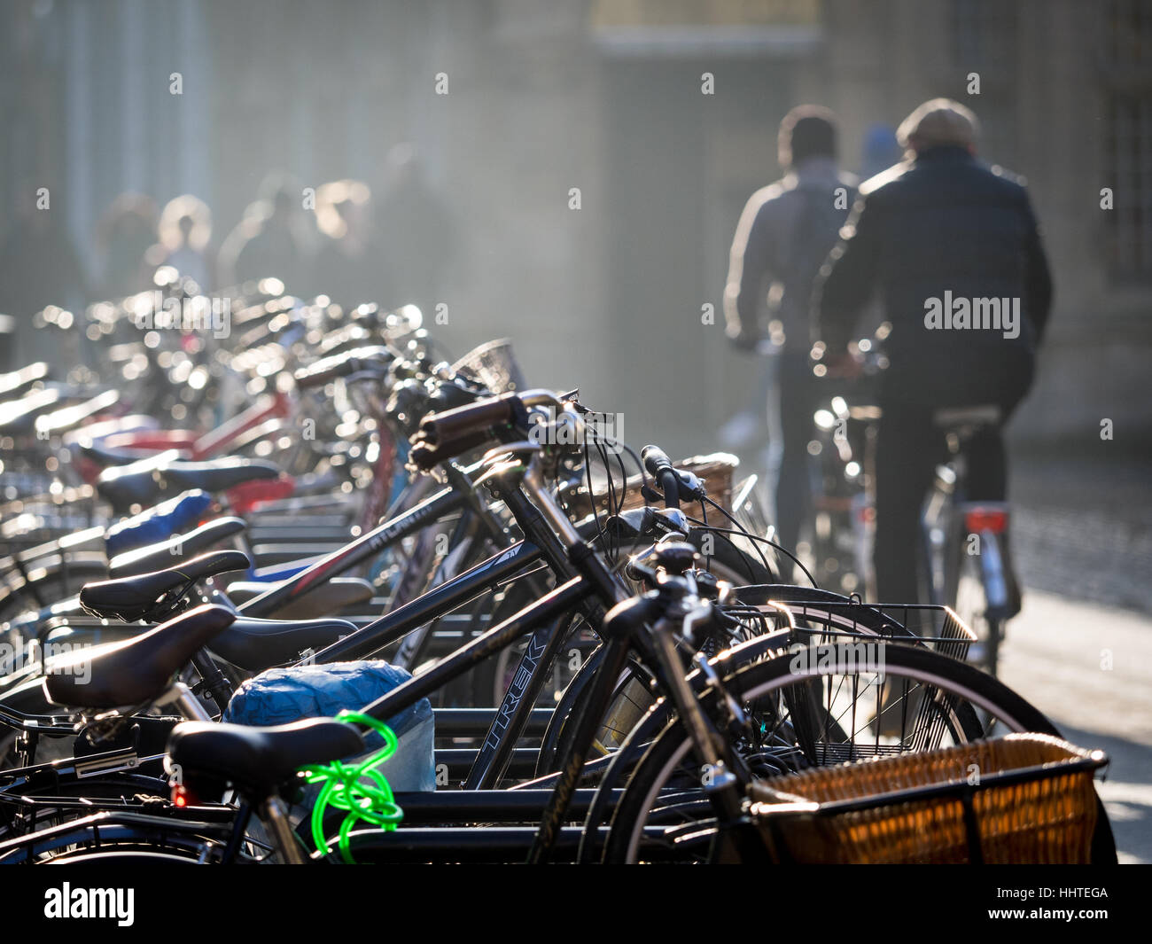 Stadt Radfahren - Radfahrer Fahrt durch das Zentrum von Cambridge, Großbritannien. Cambridge hat hohe Bike verwenden, 29 % seiner Arbeiten Bewohner Zyklus - Pendeln Stockfoto