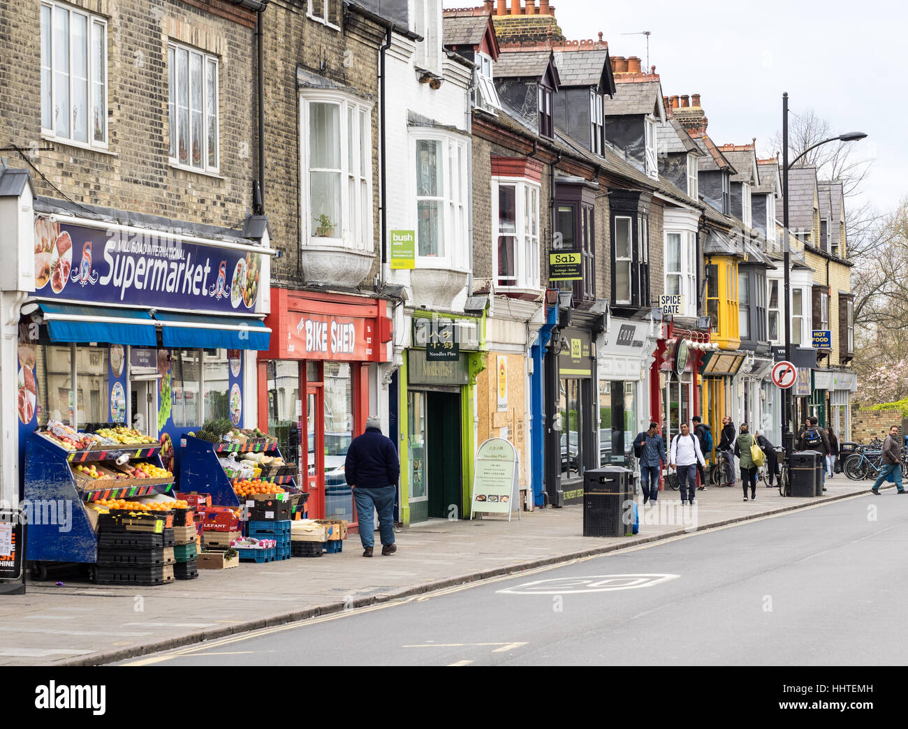 Mill Road Cambridge - abwechslungsreiche Geschäfte in Mill Road Cambridge, bekannt für seine unabhängigen Geschäfte. Stockfoto