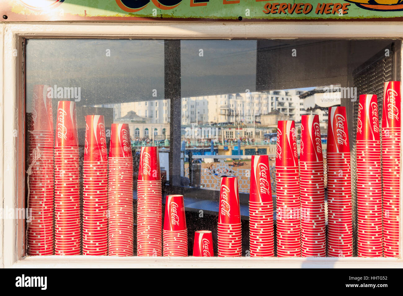 Brighton, UK - 13. September 2016 - Coca Cola Pappbecher Anzeigefenster von einem Kiosk auf dem Brighton Pier Stockfoto