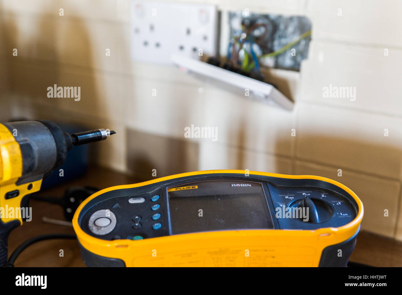 Fluke-Robin Multi Funktion testen Meter genutzt, um eine Steckdose mit textfreiraum testen. Stockfoto