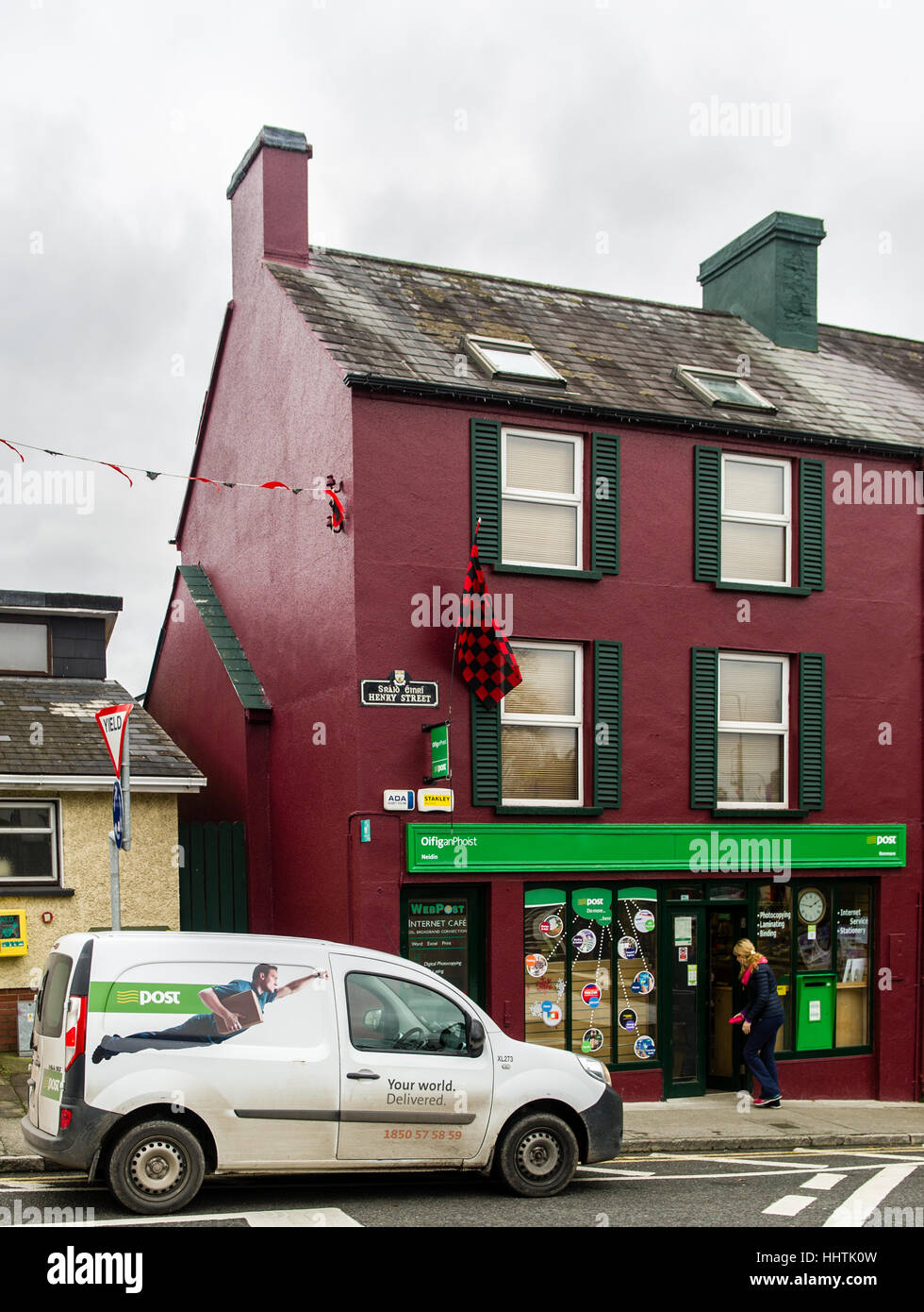 Das Postamt in Kenmare, Irland mit einem Post-Lieferwagen vor mit textfreiraum geparkt. Stockfoto