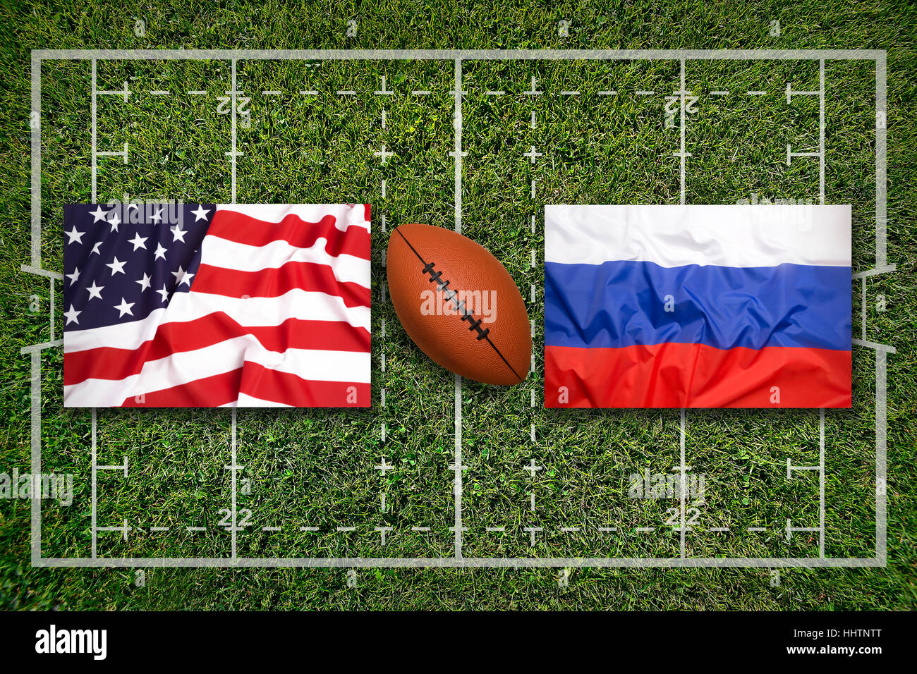USA vs. Russland Flaggen auf grüne Rugby-Feld Stockfoto