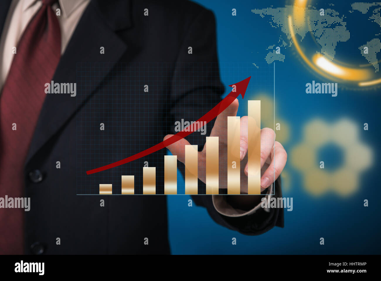 Unternehmer, die auf ein Wachstumsdiagramm auf virtuellen Touchscreen Stockfoto