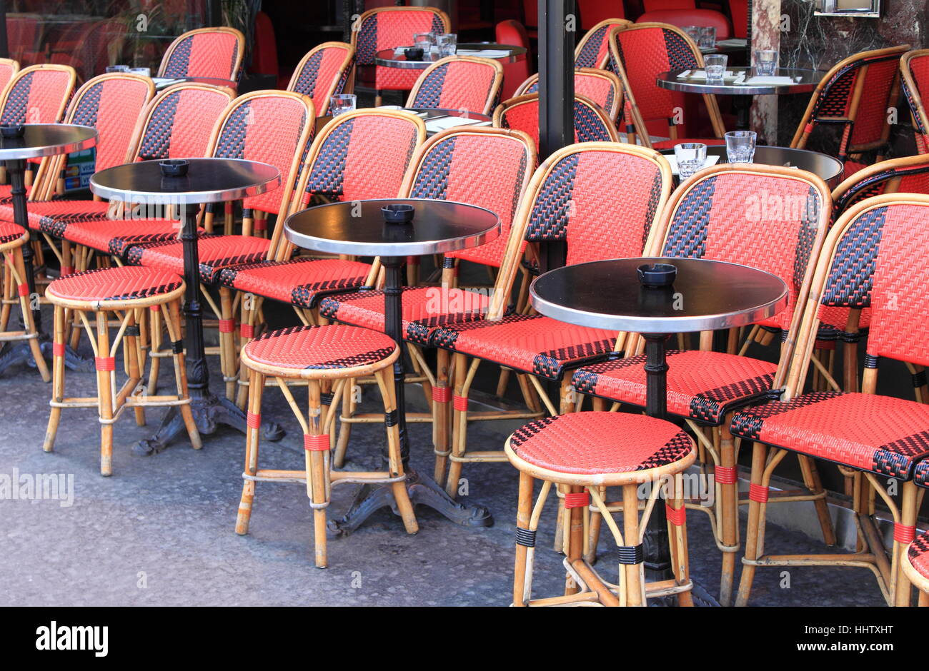 Tabellen in einem typischen Paris Café in Paris, Frankreich Stockfoto