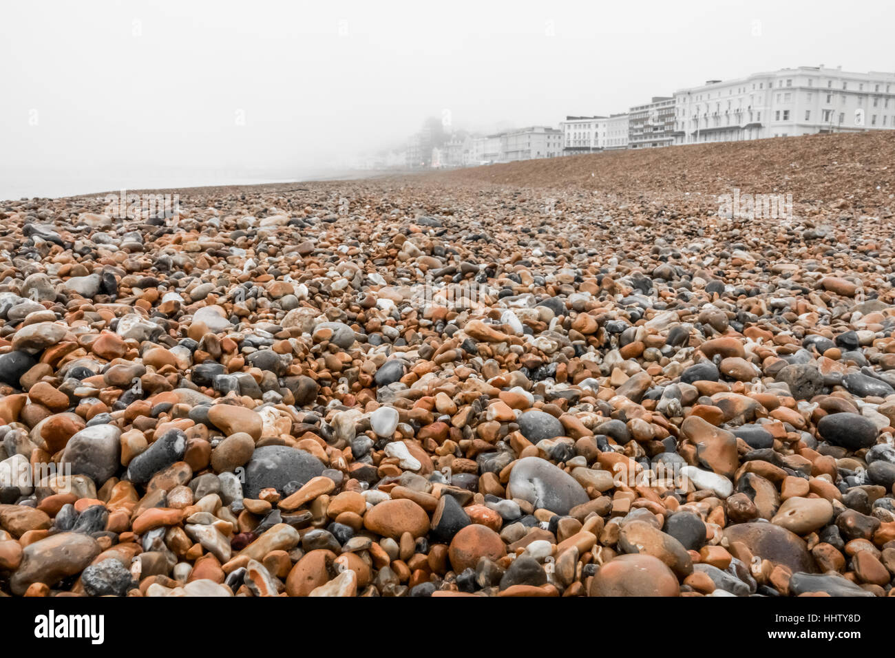 Hastings steinigen Strand an einem kalten Tag, England, UK Stockfoto
