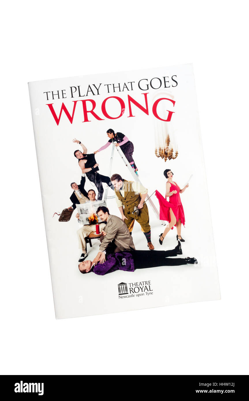 Programm für die Tournee-Produktion von The spielen, dass Goes Wrong von Unfug Theatre Company im Theatre Royal, Newcastle Upon Tyne, 2017. Stockfoto