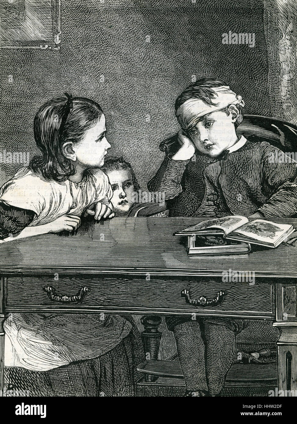 Beiden betroffenen Mädchen schauen in Richtung eines kleinen Jungen mit bandagiertem Kopf, sitzt an einem Tisch mit einem Stapel Bücher von ihm vor. Stockfoto