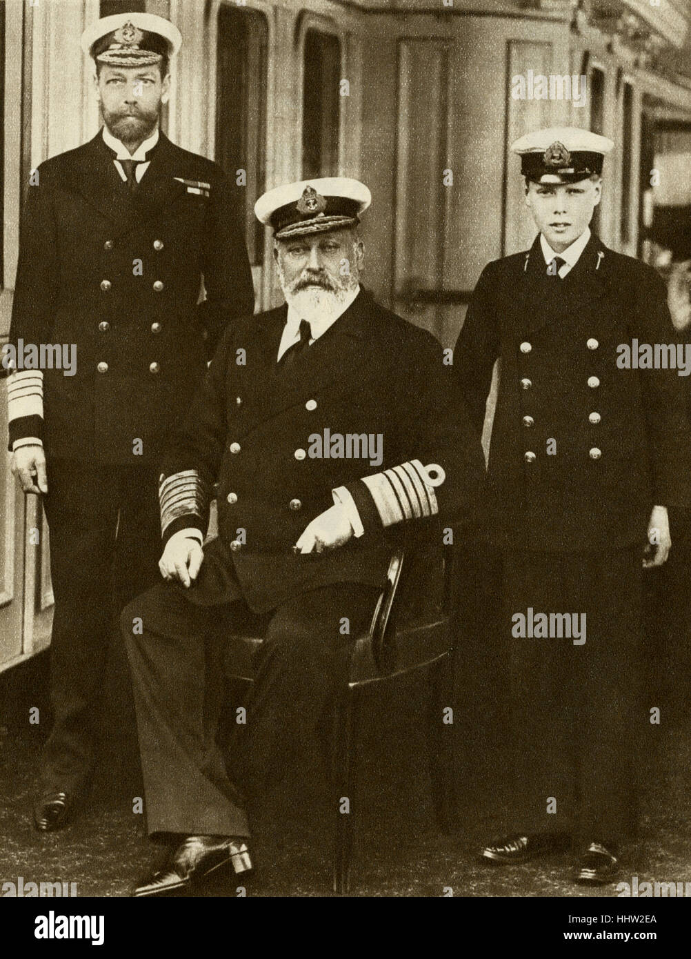 König Edward VII. mit seinem Sohn George V und sein Enkel des Prinzen von Wales (zu Edward VII vor Abdankung) bei der Royal yacht kurz vor seinem Tod im Jahre 1910 Stockfoto