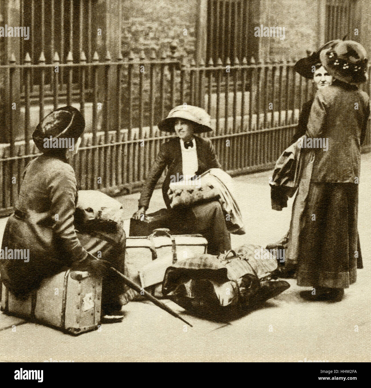 Suffragetten, die Fenster in der Regent Street im Jahr 1912 warten mit ihren Taschen außerhalb der Polizei verhaftet werden zertrümmert hatte Stockfoto