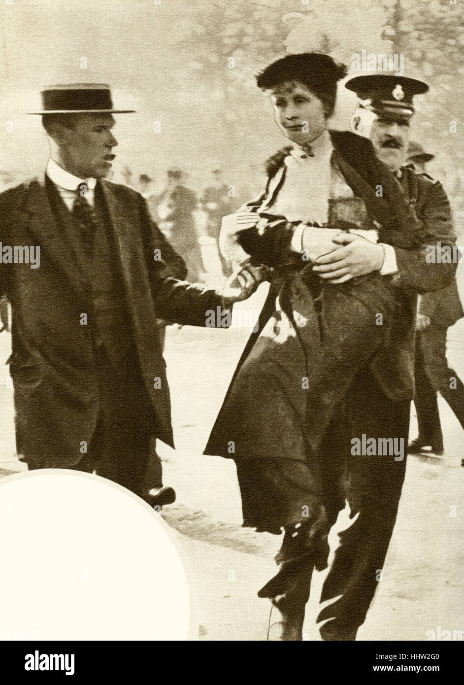 Frauenrechtlerin Emmeline Pankhurst (15. Juli 1858 – 14. Juni 1928) ist das achte Mal in drei Jahren verhaftet. Außerhalb Buckingham Stockfoto