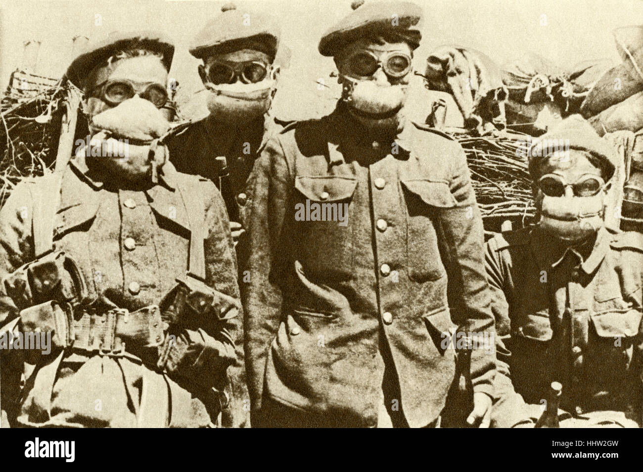 Soldaten tragen einer frühen Art Gasmaske nach der Einführung der chemischen Kriegsführung, Erster Weltkrieg, 1915. Watte-pad Stockfoto