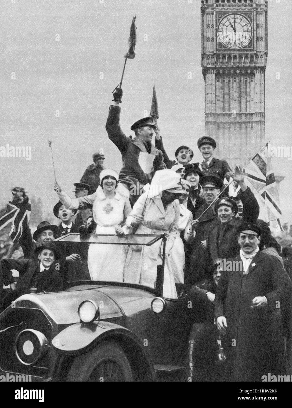 Tag des Waffenstillstands, 11. November 1918, Ende des ersten Weltkrieges. Menschen feiern am 11:00 in Whitehall, London nach Anhörung, die Feindseligkeiten eingestellt hatte Stockfoto