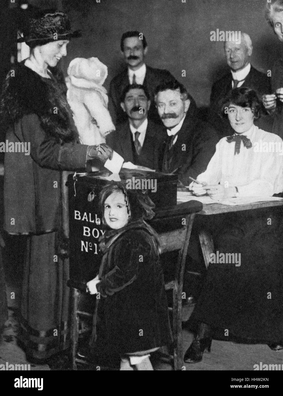 Frau zum ersten Mal am allgemeinen Wahltag 14. Dezember 1918 stimmen. Die Abstimmung wurde auf Frauen über 30 gewährt. Stockfoto