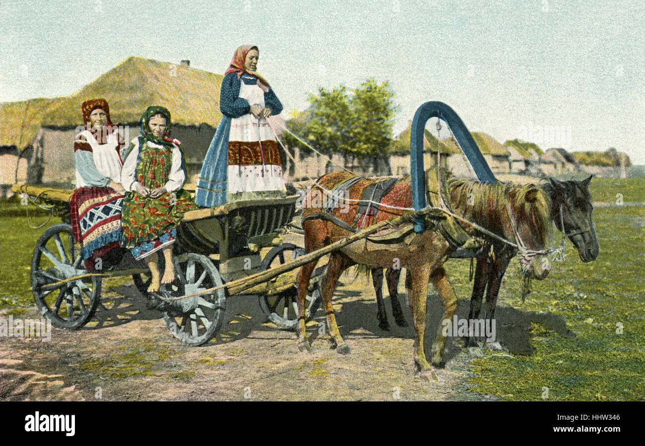 Russische Bäuerinnen auf einem Pferd gezogen Warenkorb im Dorf... Stockfoto