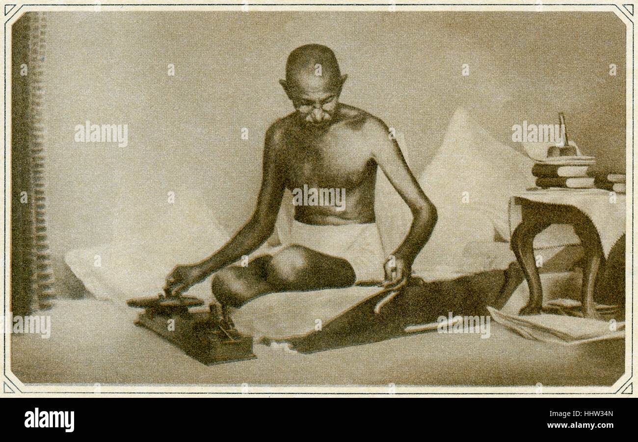 Mahatma Gandhi (2. Oktober 1869 – 30. Januar 1948), führende Persönlichkeit in der indischen Unabhängigkeitsbewegung.  Bildunterschrift lautet: Weben Stockfoto