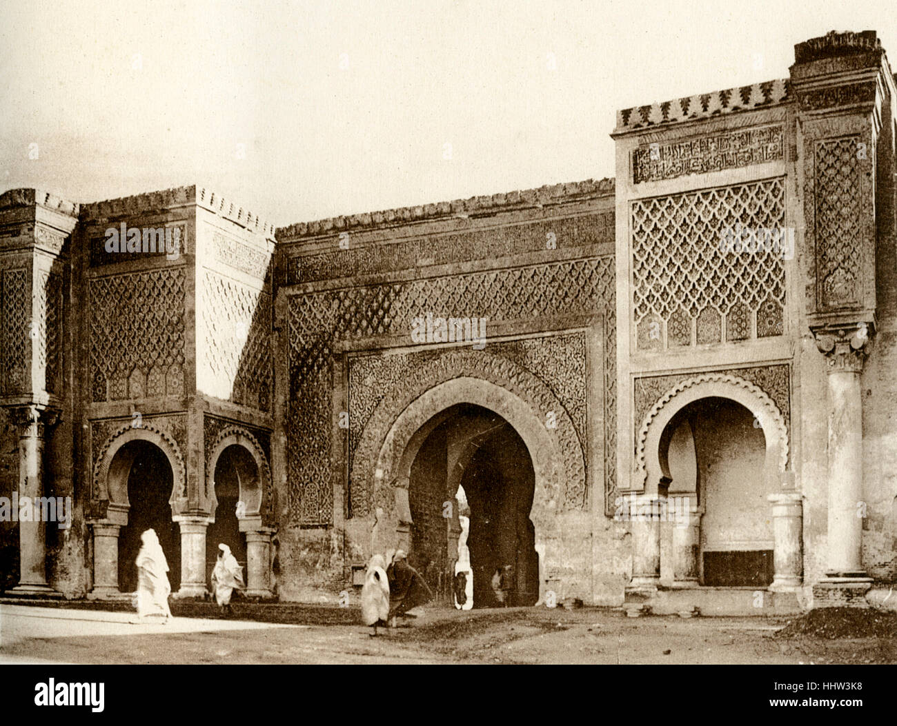 Meknes.  Menschen vor dem Tor von Bab-Mansour-El-Alluj / Bab Mansour el-Aleuj / Porte du Renéga.   im Jahre 1732 durch abgeschlossen Stockfoto